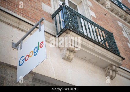 29. Juni 2019, France (Frankreich), Rennes: ein Schild mit der Aufschrift "Google" vor einem Schulungsraum des Unternehmens hängt. Foto: Sebastian Gollnow/dpa Stockfoto
