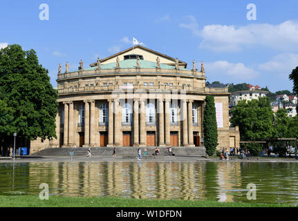 Stuttgart, Deutschland. 27 Juni, 2019. Die Fassade des Opernhauses im Abendlicht fotografiert. Foto: Bernd Weißbrod/dpa/Alamy leben Nachrichten Stockfoto