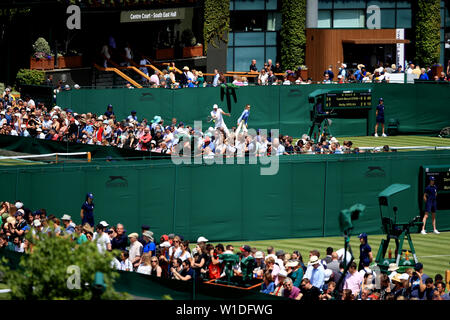 Allgemeine Ansicht der gesamten außerhalb der Gerichte am Tag 1 der Wimbledon Championships in der All England Lawn Tennis und Croquet Club, Wimbledon. Stockfoto