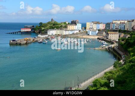 Tenby Hafen und Hafen Strand bemalte Häuser Tenby Pembrokeshire Wales Cymru GROSSBRITANNIEN Stockfoto