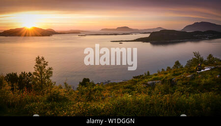 Biker genießen die warmen Sonnenuntergang in Alesund, Norwegen Stockfoto