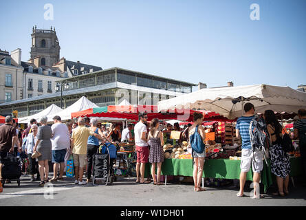 29. Juni 2019, France (Frankreich), Rennes: Besucher gehen durch den Marché des Lices Wochenmarkt. Foto: Sebastian Gollnow/dpa Stockfoto