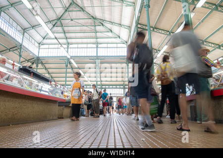 29. Juni 2019, France (Frankreich), Rennes: Besucher gehen durch den Marché des Lices Wochenmarkt. Foto: Sebastian Gollnow/dpa Stockfoto