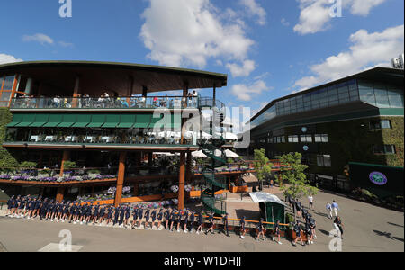 Wimbledon, London, UK. 2. Juli 2019. Ball Mädchen, Jungen, die Wimbledon Championships 2019, 2019 Quelle: Allstar Bildarchiv/Alamy leben Nachrichten Stockfoto