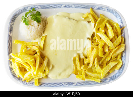 Blick von oben auf die köstliche Kalbssteak mit Sahnesauce und Beilage von Pommes und gekochtem Reis. Auf weissem Hintergrund Stockfoto