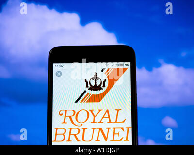 In diesem Foto Illustration der Royal Brunei Airlines Sdn Bhd Logo wird auf dem Smartphone angezeigt Stockfoto