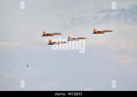 Minsk, Weißrussland - Juli 1, 2019 Flug der Flugzeuge über der Stadt, eine Gruppe von Kämpfern im Himmel auf Stockfoto