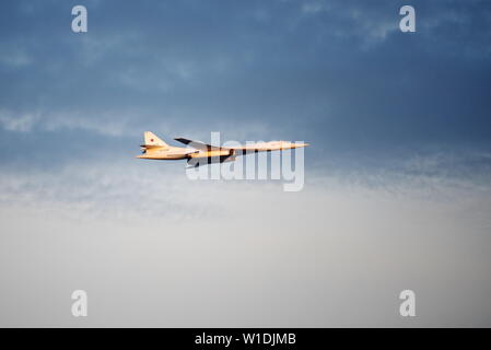 Minsk, Weißrussland - Juli 1, 2019: Sowjetische strategische Bomber Tupolew Tu-160 "weißer Schwan" (NATO reporting Name: Blackjack) im Flug an der Parade des Sieges in der Stockfoto