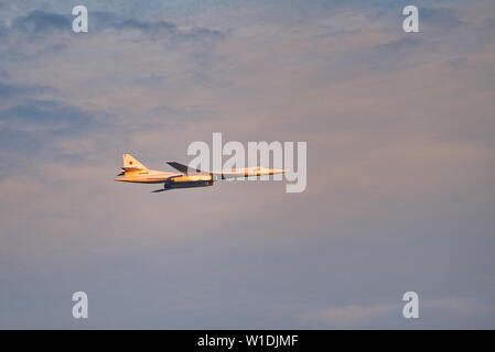 Minsk, Weißrussland - Juli 1, 2019: Sowjetische strategische Bomber Tupolew Tu-160 "weißer Schwan" (NATO reporting Name: Blackjack) im Flug an der Parade des Sieges in der Stockfoto