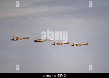 Minsk, Weißrussland - Juli 1, 2019 Flug der Flugzeuge über der Stadt, eine Gruppe von Kämpfern im Himmel auf Stockfoto