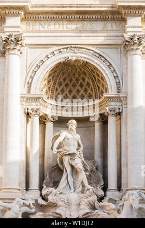 Details Statue von Oceanus stehen unter einem Triumphbogen, Trevi Brunnen (Fontana di Trevi) in Rom, Italien. Stockfoto