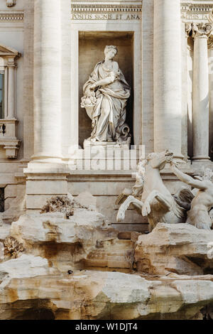 Details Statue von Fülle, Trevi Brunnen (Fontana di Trevi) in Rom, Italien. Stockfoto