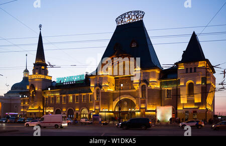 Hauptfassade von Moskau Jaroslawski Bahnhof in Abend (große Buchstaben auf der Fassade - Inschrift Jaroslawski Station) Stockfoto