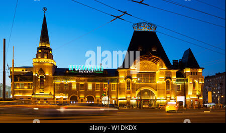 Hauptfassade von Moskau Jaroslawski Bahnhof in Abend (große Buchstaben auf der Fassade - Inschrift Jaroslawski Station) Stockfoto
