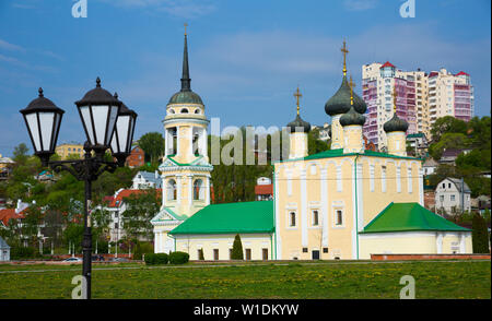 Ansicht der Kirche Himmelfahrt - älteste Kirche in Woronesch auf Admiralty Square, Russland Stockfoto