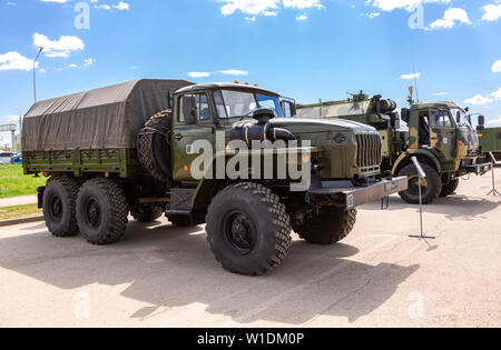 Samara, Russland - 18. Mai 2019: Grüne russische Military truck Ural 4320 Wert in der Zeile auf einer Straße der Stadt Stockfoto