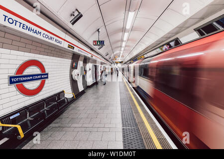 LONDON - 26. JUNI 2019: Personen und Zug auf der Plattform an der Tottenham Court Road U-Bahn Station in London Underground Stockfoto