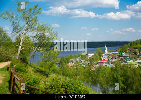 Malerischer Blick auf die kleinen und malerischen Stadt Shokhonka Plyos am Ufer des Flusses im Frühling, Russland Stockfoto