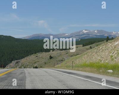 Malerischer natur Blick vom Highway 16 am Bighorn National Forest, die über eine Million Hektar in Wyoming erstreckt. Stockfoto