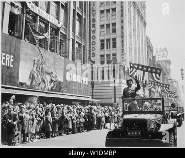 General George S. Patton in Anerkennung der Jubel der einladende Massen in Los Angeles, Kalifornien, bei seinem Besuch am 9. Juni 1945. Acme., 1942 - 1945; Allgemeine Hinweise: Verwenden Sie Krieg und Konflikt Nummer 753 bei der Bestellung eine Reproduktion oder Anforderung von Informationen zu diesem Bild. Stockfoto