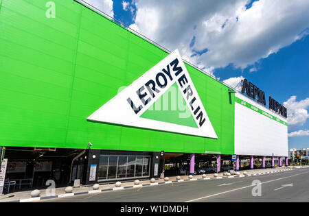 Samara, Russland - 22. Juni 2019: Leroy Merlin Samara Store in sonniger Tag. Leroy Merlin ist eine französische Home - Verbesserung und Gartenarbeit Einzelhändler Stockfoto