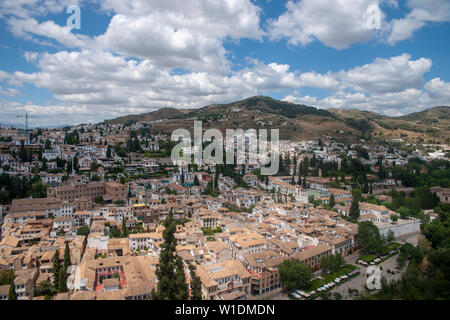 Blick auf das Viertel Albaicín und die Sacromonte in Granada, Spanien Stockfoto