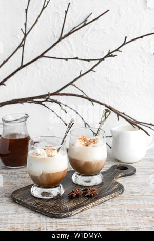 Eiskaffee mit Vanilleeis und Zimt auf einen hellen Hintergrund Stockfoto