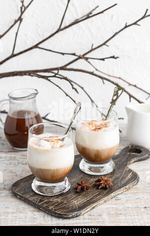 Eiskaffee mit Vanilleeis und Zimt auf einen hellen Hintergrund Stockfoto