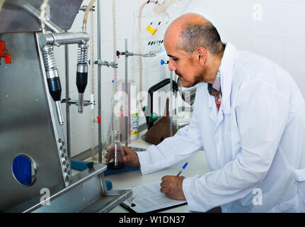 Kaukasische Mann arbeiten mit Qualität Tests in Wein Manufaktur Labor Stockfoto