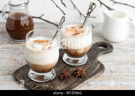 Eiskaffee mit Vanilleeis und Zimt auf einen hellen Hintergrund Stockfoto