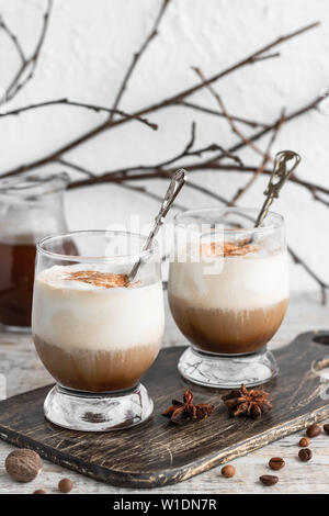 Eiskaffee affogato mit Vanilleeis und Zimt auf einen hellen Hintergrund Stockfoto
