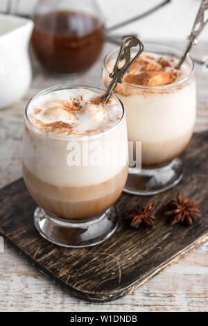 Eiskaffee affogato mit Vanilleeis und Zimt auf einen hellen Hintergrund Stockfoto