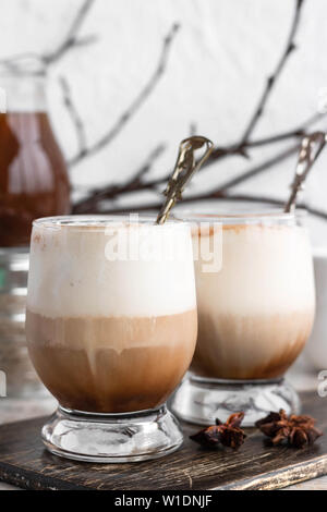 Eiskaffee affogato mit Vanilleeis und Zimt auf einen hellen Hintergrund Stockfoto