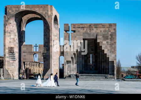 Blick auf Open Air Altar, Haupteingang der Klosteranlage in Echmiadzin. Hochzeit paar besucht Klosteranlage. Vagashpat, Stockfoto