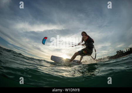 Eine Kitesurfer reitet die Wellen Stockfoto