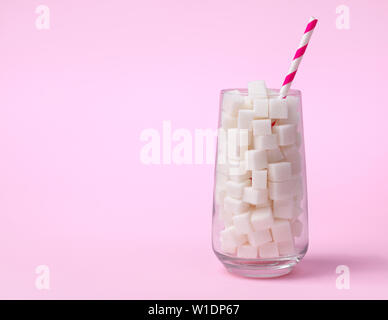 Glas voller Würfel Zucker. Ungesunde Lebensmittel Konzept. Platz kopieren Stockfoto