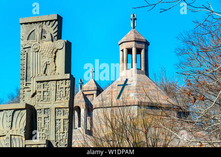 Baptisterium der Kathedrale von Etschmiadzin und Völkermord Denkmal in Vagashpat, Armenien. Stockfoto