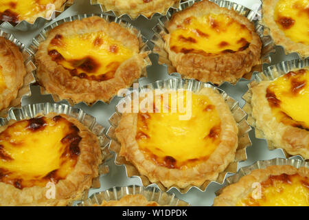 Traditionelle Lissabon ei Torten - Gebäck pasteis de Nata in Zinn Formen Stockfoto