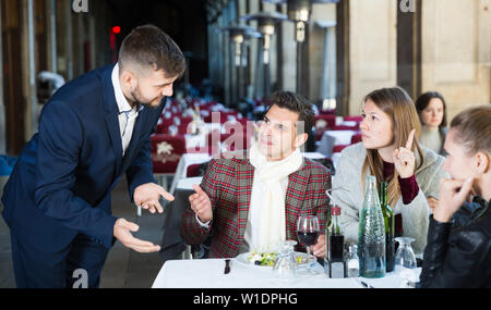 Unzufriedene Menschen Unmut zum Ausdruck bringen Essen und schlechter Service, Restaurant Manager Stockfoto