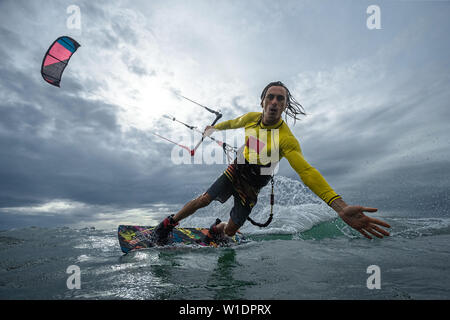 Eine Kitesurfer reitet die Wellen Stockfoto