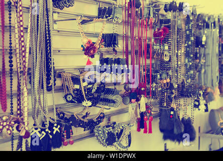 Bild von farbige Halsketten und Armbänder hängen auf dem Stand in den Store Stockfoto