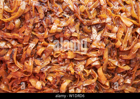 Das chinesische Grundnahrungsmittel Nudelgericht Char Kway Teow zum Verkauf auf dem Tamu Muhibbah zentralen Lebensmittelmarkt in Miri, Borneo, Malaysia. Stockfoto