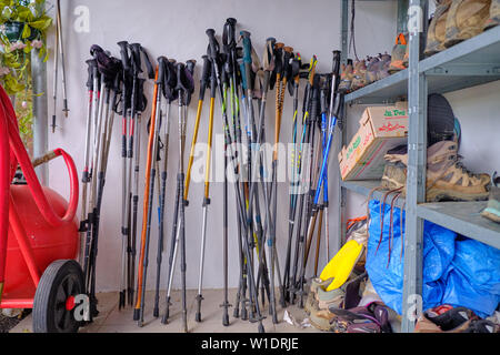 Sammlung von Wanderstöcken links auf Regalen außerhalb einer Pilgrim Hostel auf dem Camino de Santiago Stockfoto