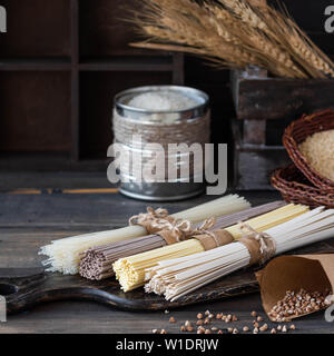 Glutenfrei Buchweizen, Ei und Reis Nudeln sortiert. Stockfoto
