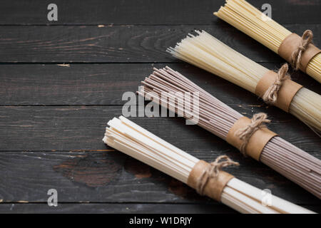 Glutenfrei Buchweizen, Ei und Reis Nudeln sortiert. Stockfoto
