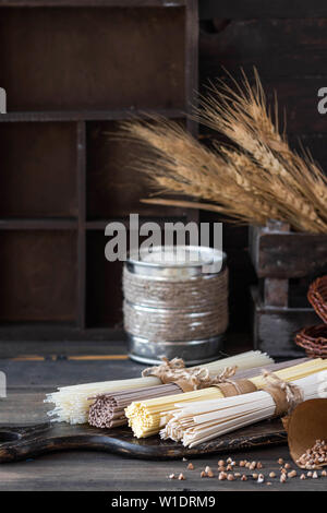 Glutenfrei Buchweizen, Ei und Reis Nudeln sortiert. Stockfoto