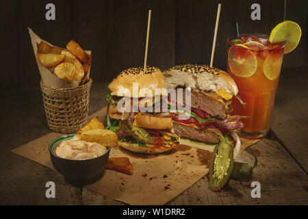 Nahaufnahme von traditionellen Burgern mit Rindfleisch, pommes Frites und Limonade Stockfoto