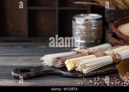 Glutenfrei Buchweizen, Ei und Reis Nudeln sortiert. Stockfoto