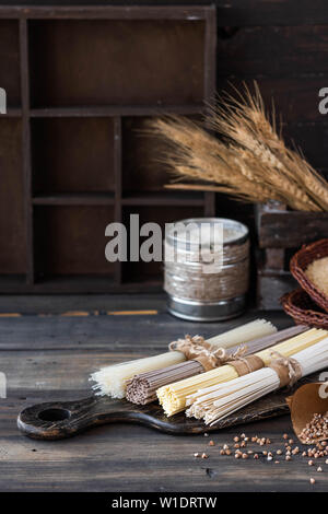 Glutenfrei Buchweizen, Ei und Reis Nudeln sortiert. Stockfoto