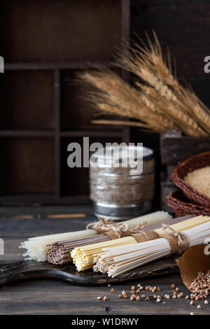 Glutenfrei Buchweizen, Ei und Reis Nudeln sortiert. Stockfoto